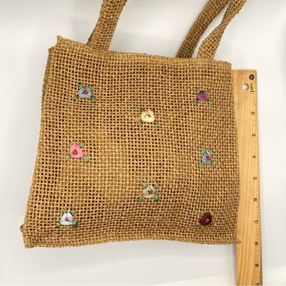 Small Handcrafted Tan Woven Tote Bag with Broiderie Little Flowers - Picture 4 of 9